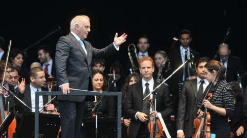 Accusé de pousser les musiciens à la dépression, le chef d'orchestre Daniel Barenboïm réplique