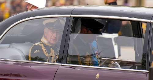 Le roi Charles III arrive avec le prince William pour les funérailles de la reine