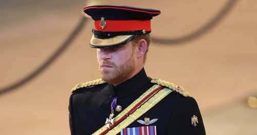 Le prince Harry porte l’uniforme militaire à Queen’s Vigil : photos