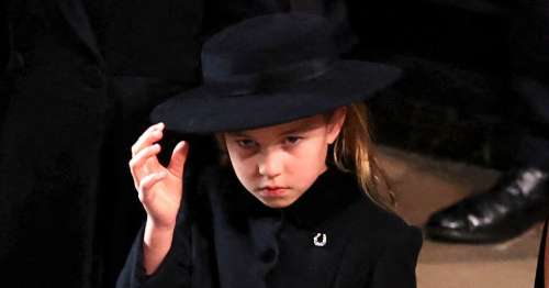 La princesse Charlotte rend hommage à la reine avec une broche lors des funérailles : photos