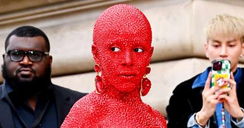 Doja Cat porte 30 000 cristaux rouges au défilé Schiaparelli : photos