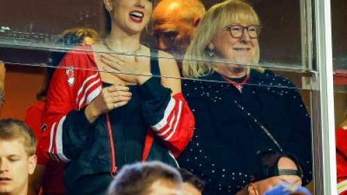 Taylor Swift et Travis Kelce partagent un baiser au bar de Noël à Kansas City