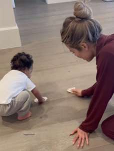 Khloe Kardashian dit que les enfants ne sont « jamais trop jeunes pour commencer à nettoyer »