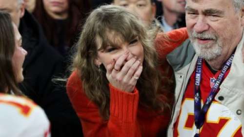 Taylor Swift célèbre avec la famille de Travis Kelce après la victoire des Chiefs