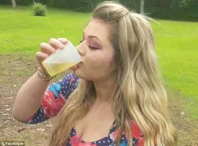 Comme remède  contre l’acné, cette jeune femme boit… l’urine de son chien !