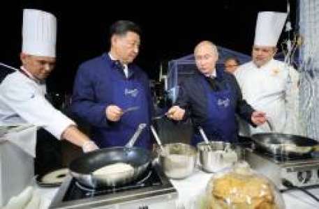 Poutine et Xi Jinping font des blinis et s'accordent un verre de vodka