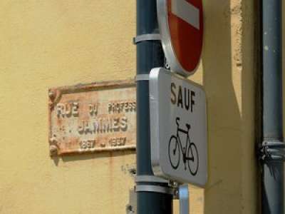 A Toulouse, quartier des Minimes, une rue à sens interdit... dans les deux sens !