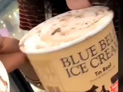 Une Américaine risque jusqu'à 20 ans de prison pour avoir léché une glace dans un supermarché