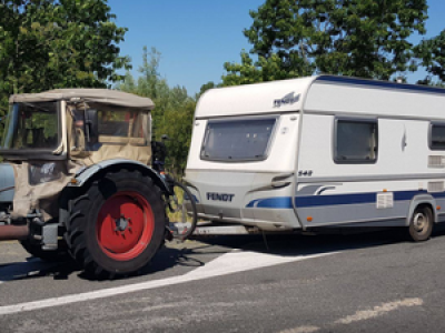 Un papy allemand flashé à 30 km/heures sur l’autoroute avec son tracteur et sa caravane