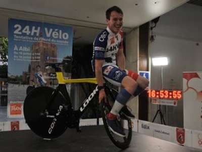 Le Tarnais Clément Leroy reste 24 heures immobile sur son vélo et bat le record du monde