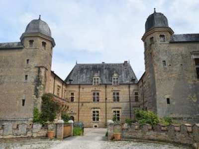 Dans le Gers, le château de Caumont est hanté par ses vieux démons