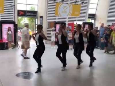 Pour ses 50 ans, ses copines font une flashmob surprise à la gare d'Avignon