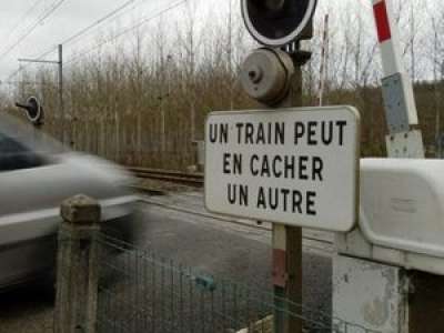 Seine-et-Marne : il percute un train sur un passage à niveau, fait un vol plané et... s'en sort indemne