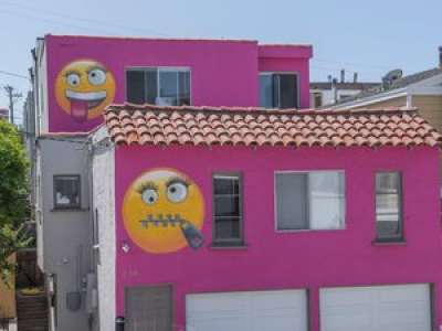Une maison rose bonbon et des émoticônes attisent une querelle de voisinage en Californie