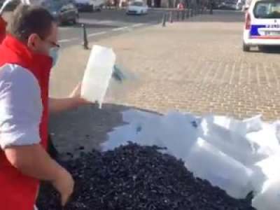 À Lille, un restaurateur mécontent déverse près de deux tonnes de moules devant la préfecture