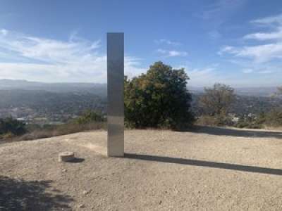 Un nouveau monolithe en métal fait son apparition au sommet d'une montagne en Californie