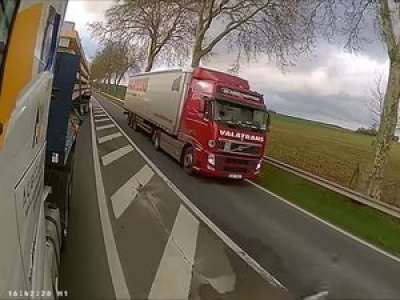 La vidéo impressionnante d'un camion fou qui double dangereusement un autre poids lourd
