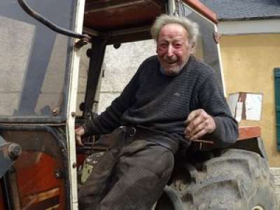 Hautes-Pyrénées : à 99 ans, il part chercher des champignons en tracteur et survit à une nuit seul dans les bois