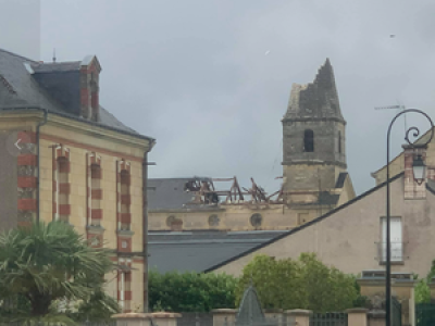 Indre-et-Loire : une tornade emporte le clocher de l'église de Saint-Nicolas-de-Bourgueil