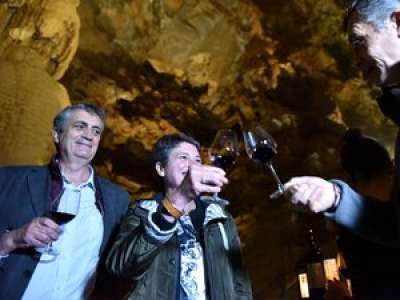 VIDEO. Lot : une partie des bouteilles de vin, enfouies à 103 mètres sous terre, sont sorties du gouffre de Padirac