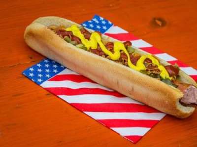 Un Américain avale 76 hot dogs en 10 minutes et bat son propre record