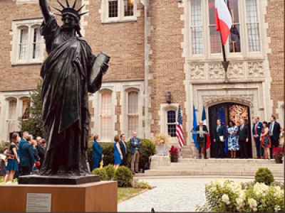 La Statue de la Liberté miniature offerte par la France inaugurée à Washington
