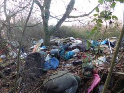 En pleine forêt de Bouconne, le maire surprend en flagrant délit un pollueur en train de jeter ses ordures