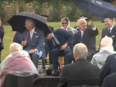 Grande-Bretagne : Boris Johnson bataille avec son parapluie... et provoque un fou rire général