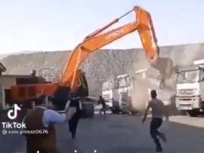 VIDEO. Turquie : furieux de ne pas être payé, il détruit 5 camions de son patron à coups de pelle mécanique