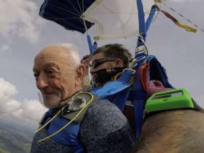 A 80 ans, il saute en parachute à Lavardens