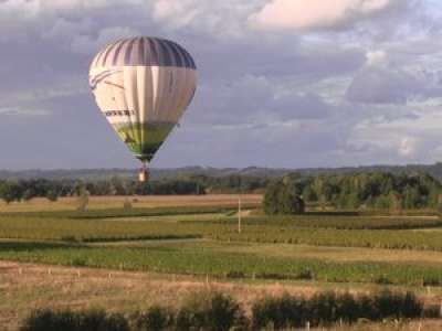 VIDEO. Haute-Garonne : embarquez à bord d'une montgolfière volant au-dessus des vignobles de Fronton