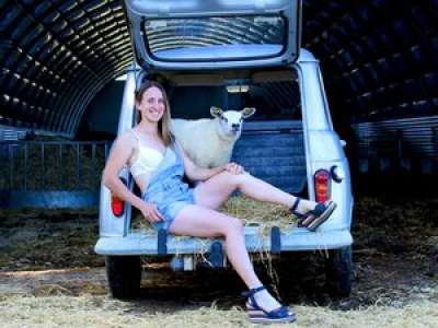 INSOLITE. Tarn-et-Garonne : Agricultrice à Mas-Grenier, Stéphanie pose pour le calendrier Belles des prés 2022
