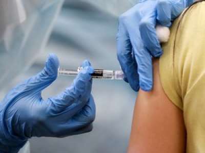 Covid-19 : un Italien tente de se faire vacciner sur un faux bras en silicone pour obtenir son pass sanitaire