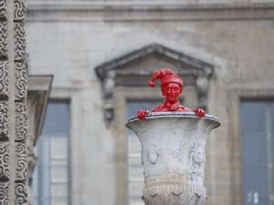 L'artiste toulousain James Colomina installe une statue de Zemmour au Louvre, à Paris