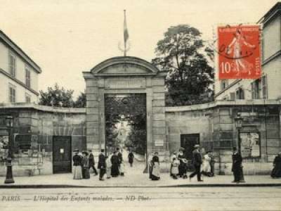 Insolite: la porte d'entrée de 150 tonnes de l'hôpital Necker vendue aux enchères à côté de Toulouse