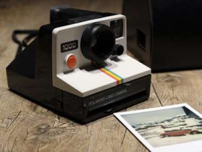 Le Polaroïd SX-70, appareil photo instantané iconique, fête ses 50 ans