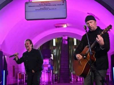 EN IMAGES. Guerre en Ukraine : Bono et The Edge, du groupe U2, ont donné un concert... dans le métro de Kiev