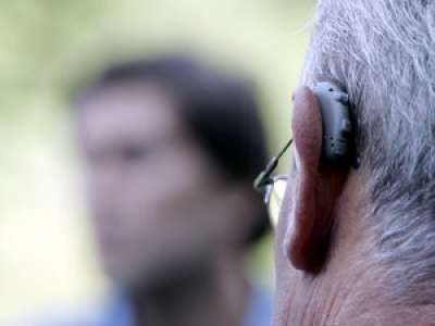 Un homme malentendant écope d'une amende de 135 euros pour avoir porté des appareils auditifs