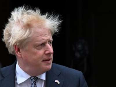 Royaume-Uni : la statue de Boris Johnson déposée devant le Pôle emploi britannique