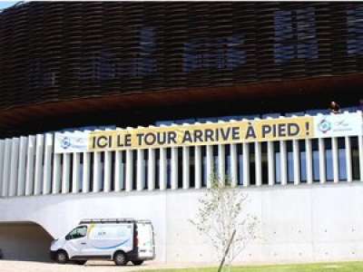 En 1978, le Tour était arrivé à pied : Valence-d'Agen déploie une banderole pour rappeler cet épisode célèbre de la Grande boucle