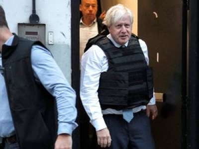 VIDEO. Un Britannique se fait réveiller par la police et tombe nez à nez avec Boris Johnson dans son salon
