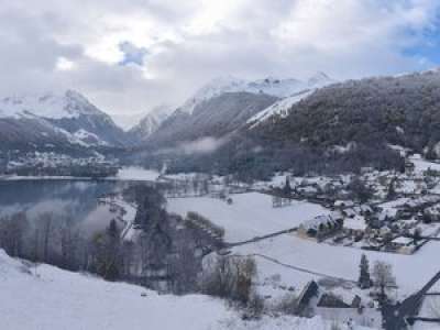 Hautes-Pyrénées : un bus scolaire bloqué dans la neige à Génos avec 26 collégiens à son bord