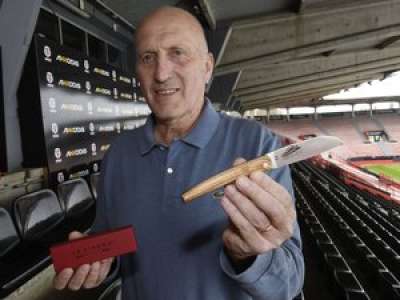 Toulouse : avec une planche de l'ancien stade des Ponts-Jumeaux, il crée un couteau collector du Stade Toulousain