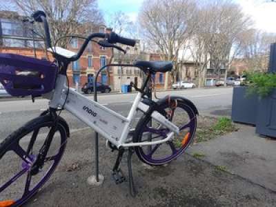 Toulouse : un vélo Indigo Weel reparaît en ville, un an après l'arrêt de l'activité