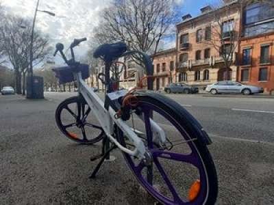 Toulouse : un vélo Indigo Weel réapparait mystérieusement... un an après l'arrêt de l'application