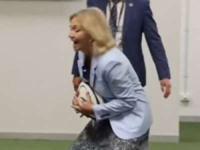Nouvelle vidéo hilarante de Valérie Pécresse en train de jouer avec un ballon de rugby en Nouvelle-Zélande