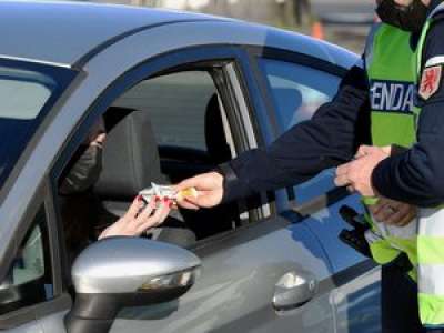 Lot-et-Garonne : les gendarmes distribuent des amandes en chocolat aux bons conducteurs pour le week-end de Pâques