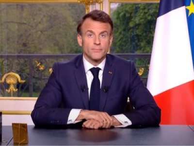 Allocution d'Emmanuel Macron : qui était en photo dans les deux cadres sur son bureau ?