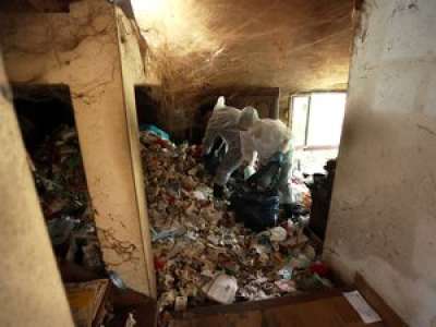 VIDEO. 15 tonnes de déchets accumulés pendant 30 ans : la maison d'une femme atteinte du syndrome de Diogène nettoyée