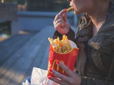 États-Unis : un homme perd 26 kg après avoir mangé chez McDonald's chaque jour pendant plus de trois mois